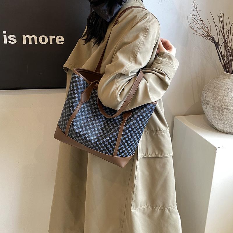 Spring and summer new fashionable presbyopia handbag shoulder bag tote bag women's bag supports a large number of mixed batches