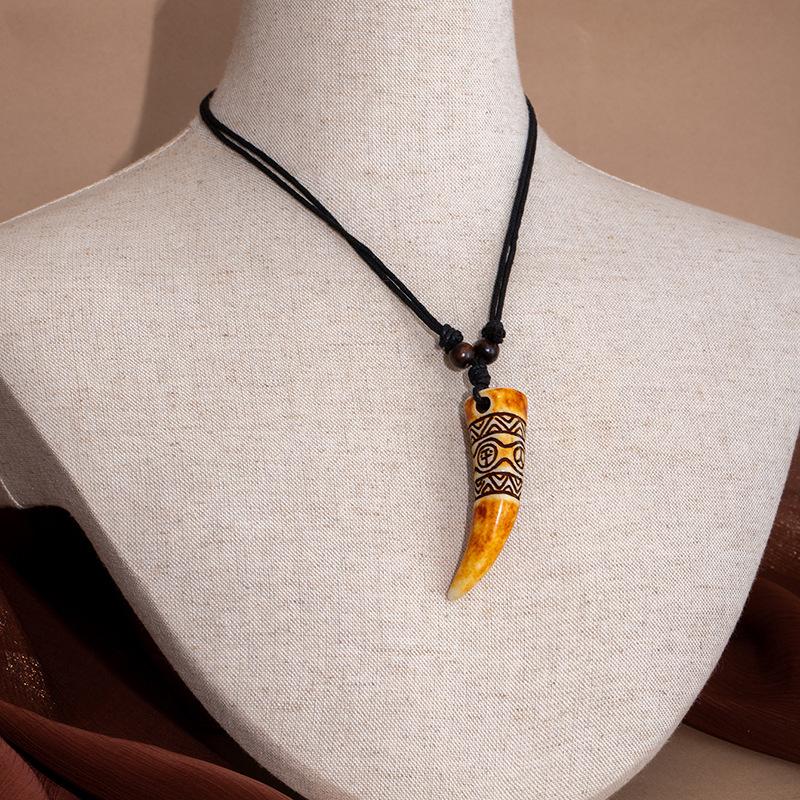 Retro Ethnic Style Niche Men'S And Women'S Collarbone Chain, Pendant Necklace, Shark Tooth Sweater Chain, Imitation Ivory Adjustable Necklace.