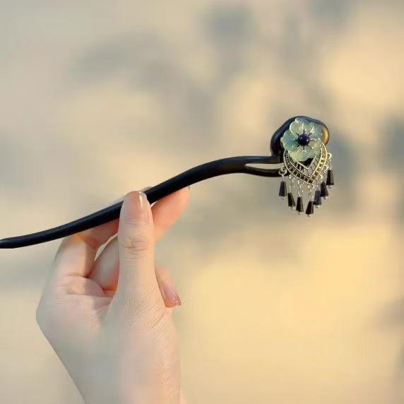 Sandalwood Women's Hairpin: Elegant Modern-Chinese Style Wooden Updo Stick