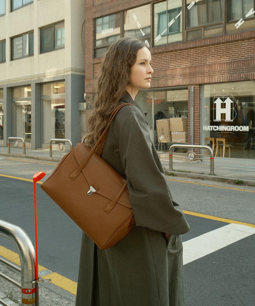 Reframe Timeless Shoulder Flap Bag Series Laptop Off-Skin Leather Tan
