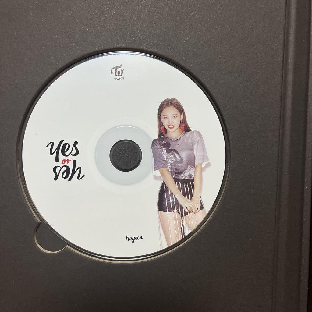 [USED] TWICE Yes or Yes CD with photo card
