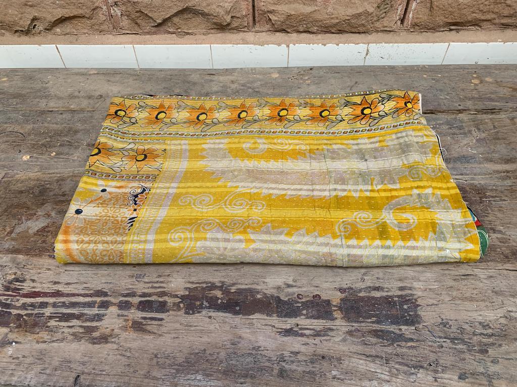 Handgefertigte Kantha-Steppdecke: Florale Vintage Sari Tagesdecke