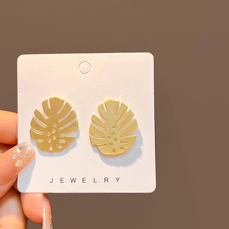 Premium Sense Cold Exaggerated Metal Pleated Geometric Earrings, Personalized Retro French Flower Peach Heart Earrings