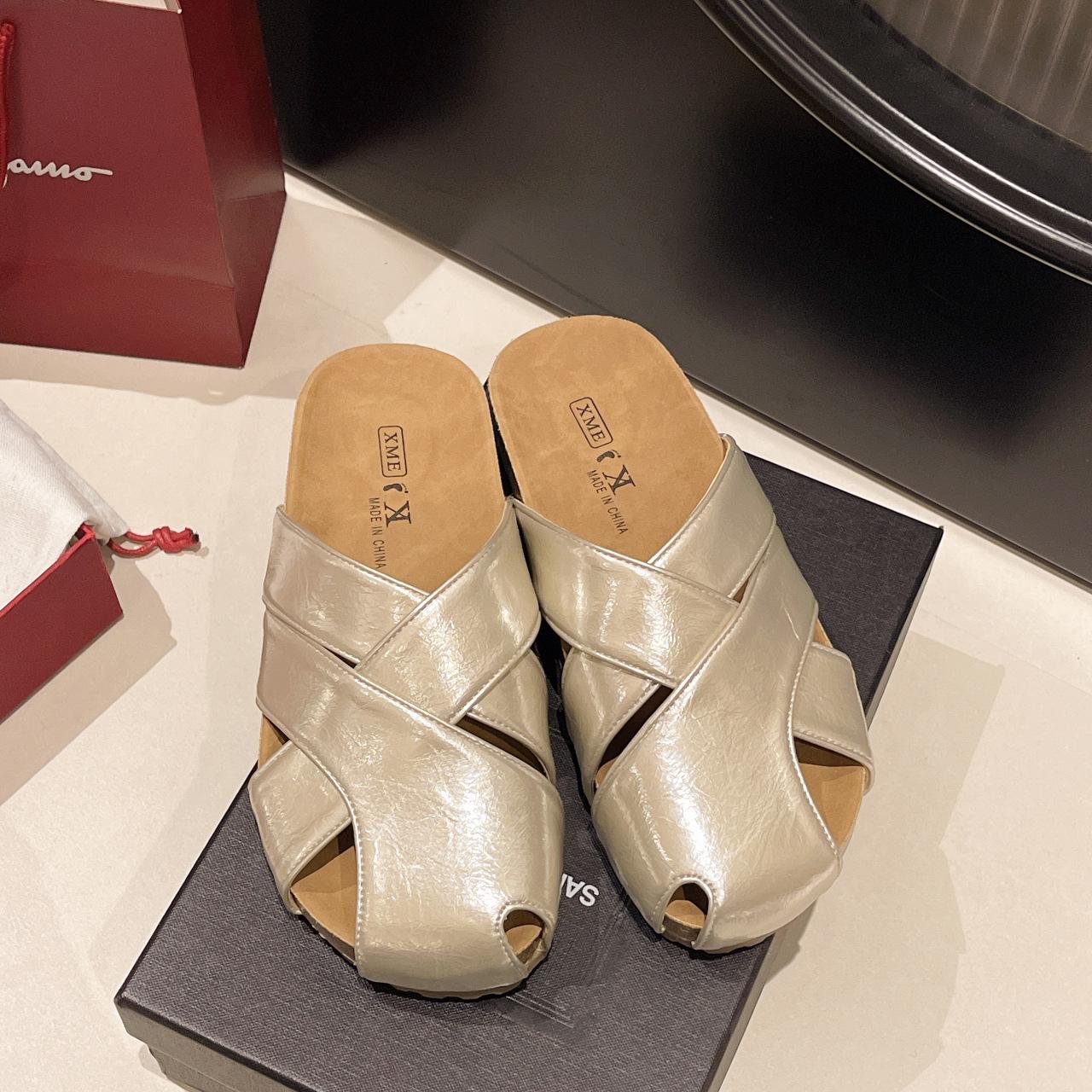 

Baotou half slippers women s summer wear 2025 new Internet celebrity with skirt hollow thick bottom one pedal beach cool slippers 40 золотой