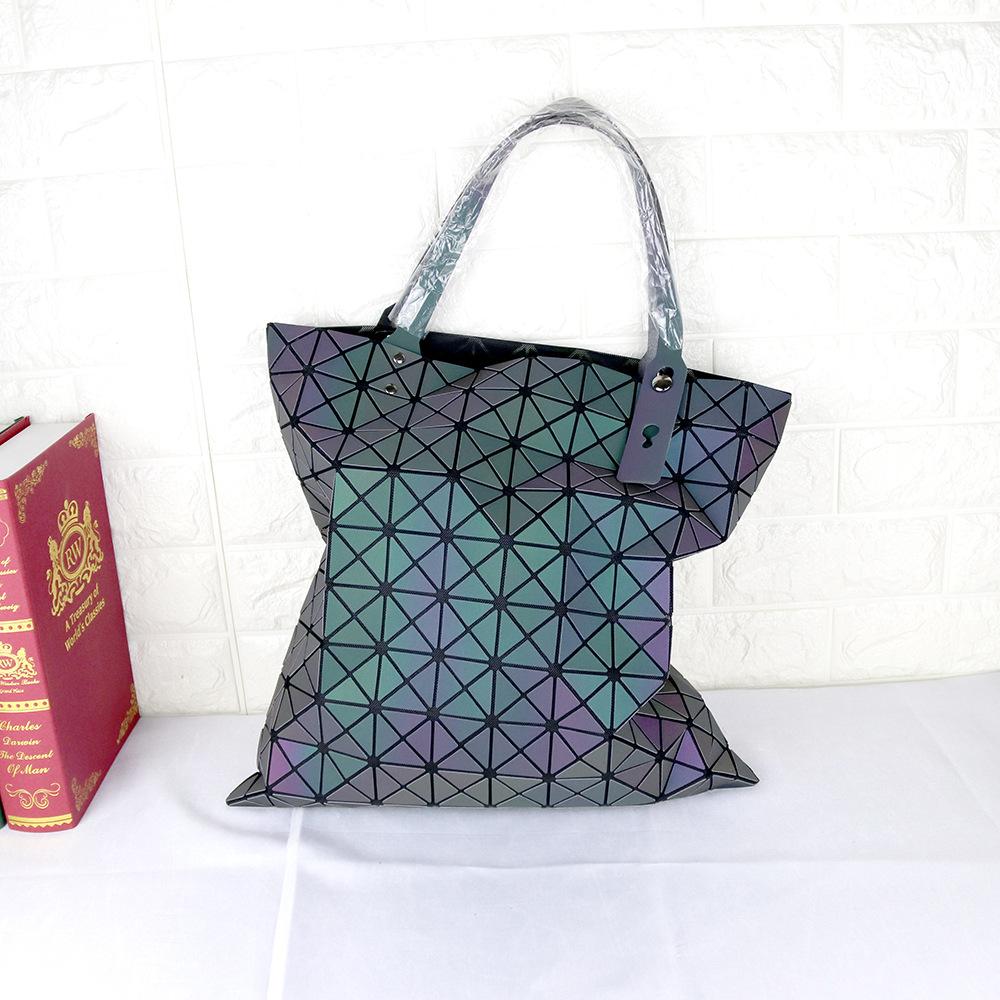

Женская сумка через плечо Новая с градиентным цветом Большая вместимость Матовая Лазерная Светящаяся Решетка Геометрическая Сумка-тоут Женская