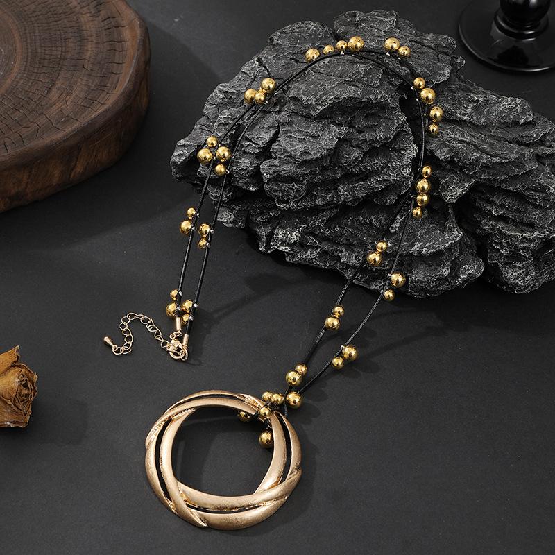 Colier lung de damă cu pandantiv cerc