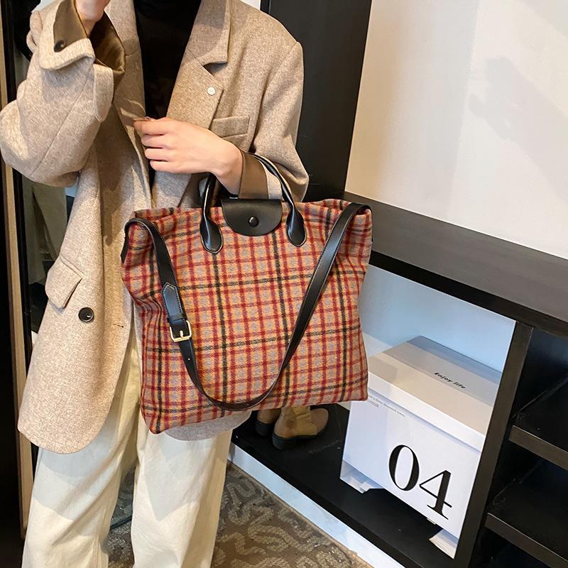 2024 Women's Trendy Woolen Large-Capacity Messenger Tote for Autumn/Winter - Versatile College Handbag