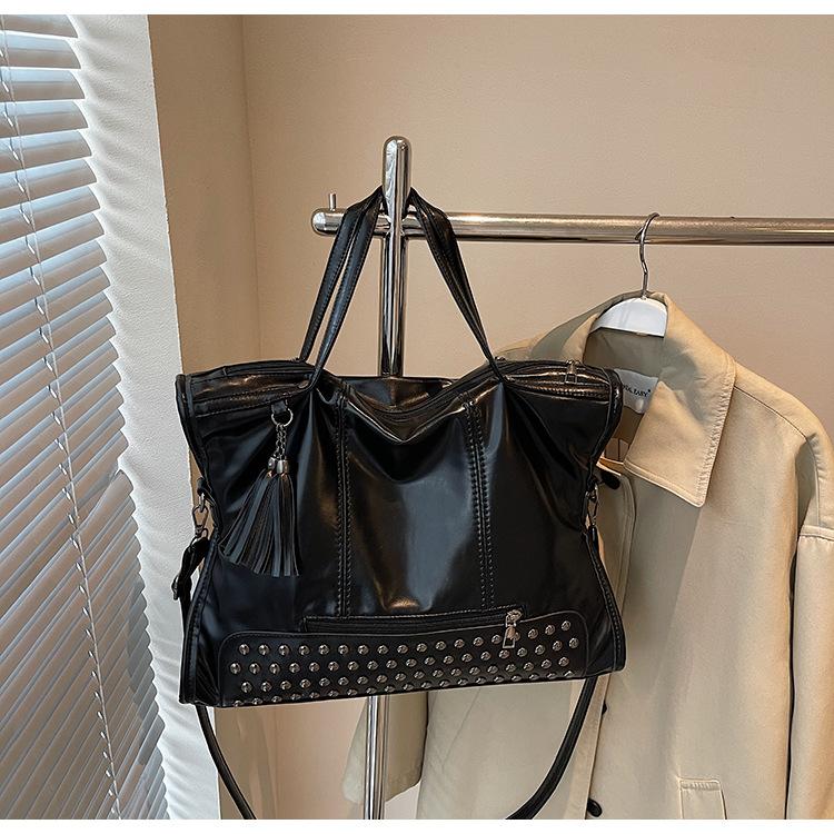 

2025 жіноча сумка нова універсальна сумка з заклепками висококласна сумка-локомотив нішева сумка через плече чорний