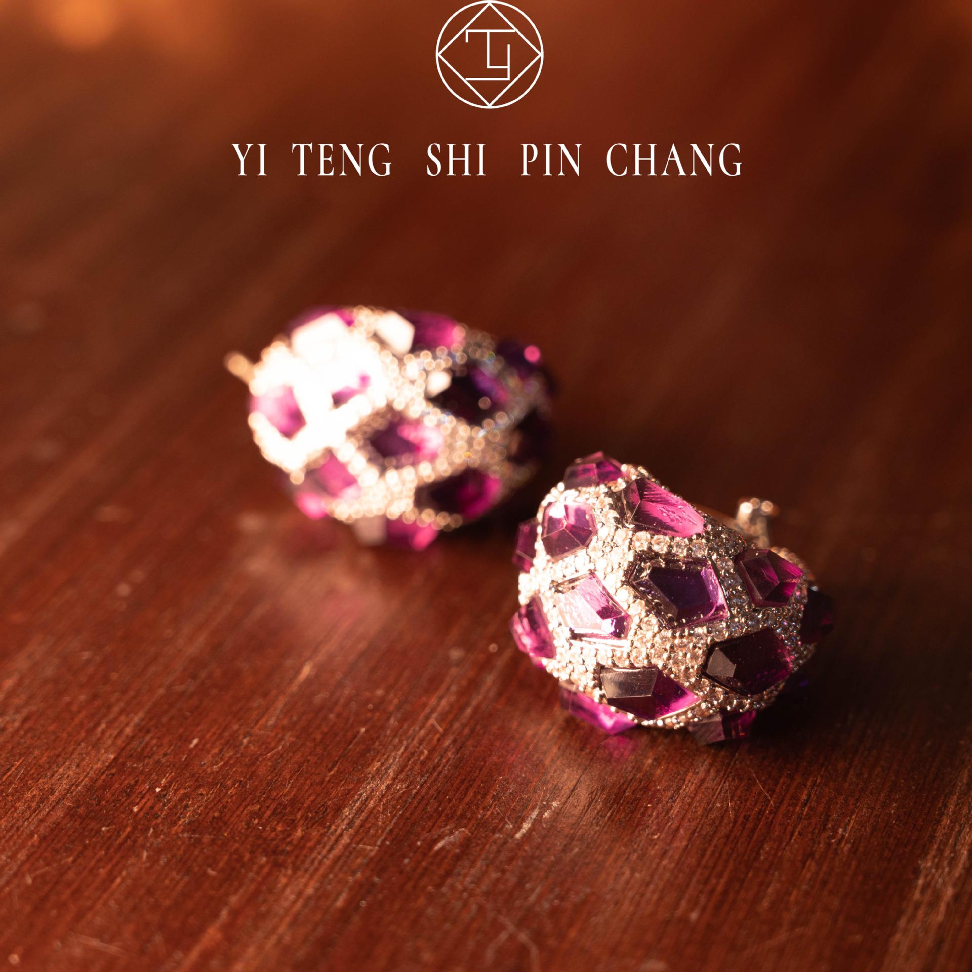 

Покрытое медью белое золото К Элегантная личность Ретро Простой темперамент Ожерелье Серьги-пусеты Крышка