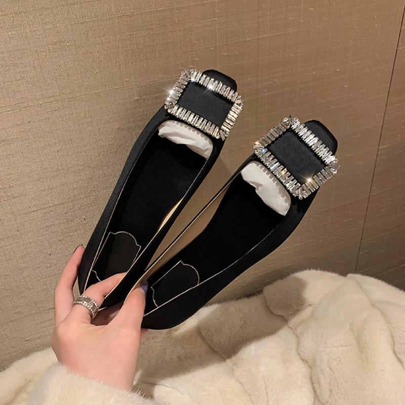 Vår nya satin svarta enkelskor fyrkantig tå platta skor fyrkantigt spänne strass mångsidiga lätt mun mjuk sula bekväma arbetsskor kvinnor