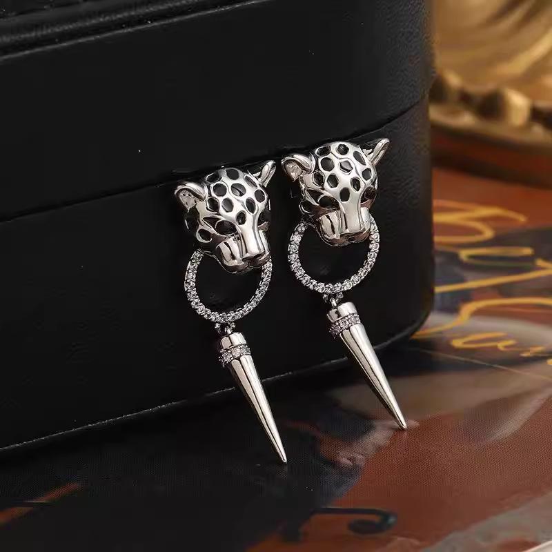 Silberne Nadel-Ohrringe mit Leopardenkopf-Kegel - Personalisiertes Damenmode-Accessoire
