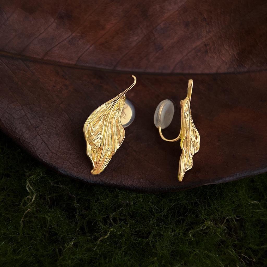 

One Leaf 18k Gold Textured Leaf Earrings - Elegant Literary Light Luxury Design