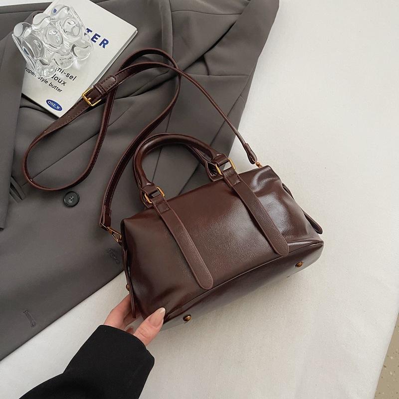 Autumn and winter retro handbag bag women's 2025 new trendy bowling bag simple shoulder crossbody pillow bag