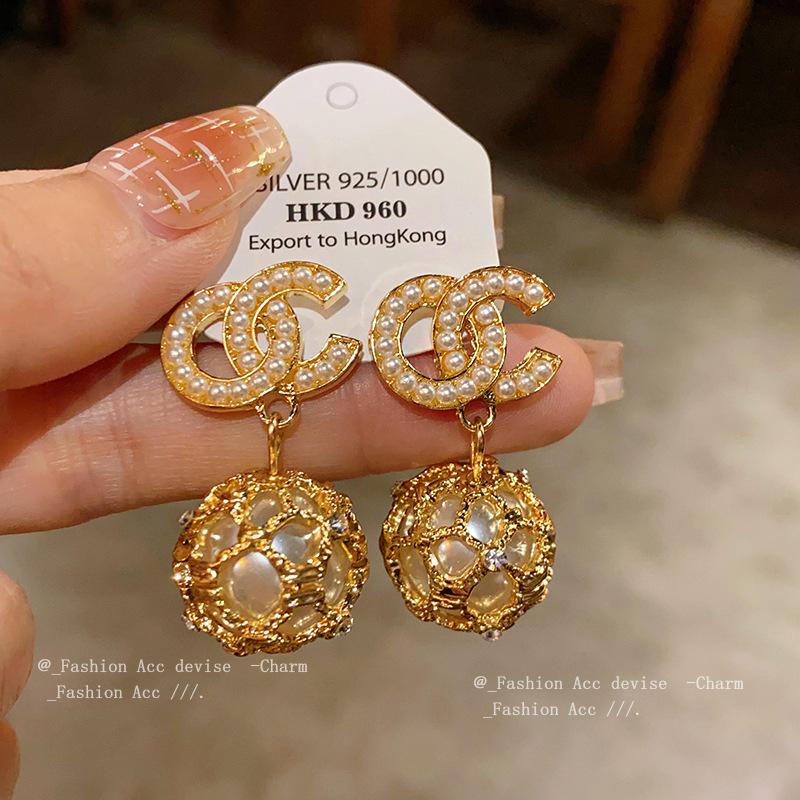 „Geometrische Ohrringe mit Silbernadel und Diamantperlen – High-End-Retro-Design“