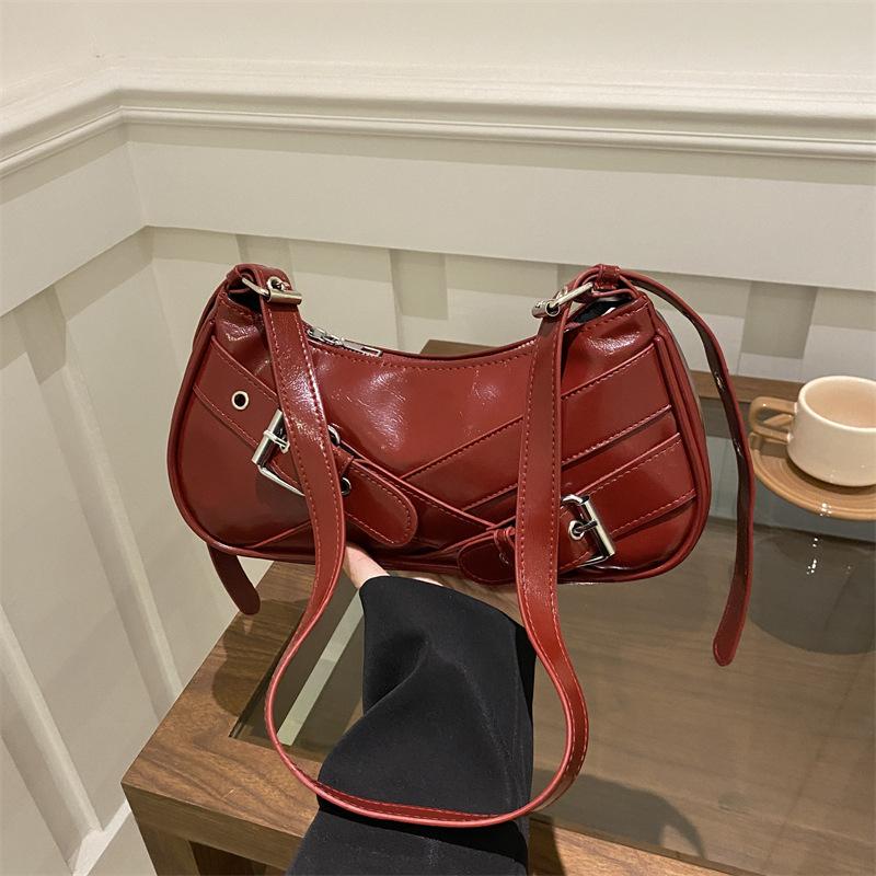 

Модная сумка-багет подмышку с высоким чувством стиля женская 2025 новая нишевая сумка-локомотив портативная универсальная сумка через плечо красный