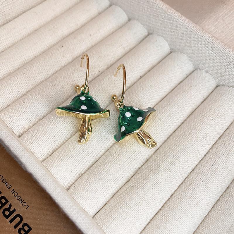 

Изысканные серьги-подвески с зелеными драгоценными камнями и серебряной иглой - Элегантные акцентные украшения для любого случая