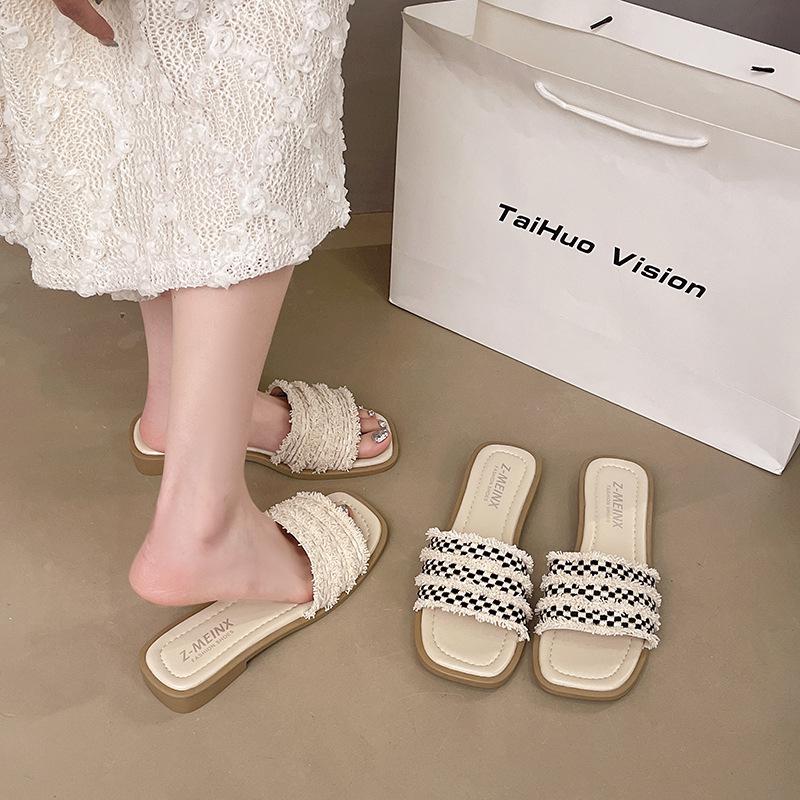 2025 summer new flat-bottomed cool slippers women wear summer women go out to the beach with skirts one-word drag