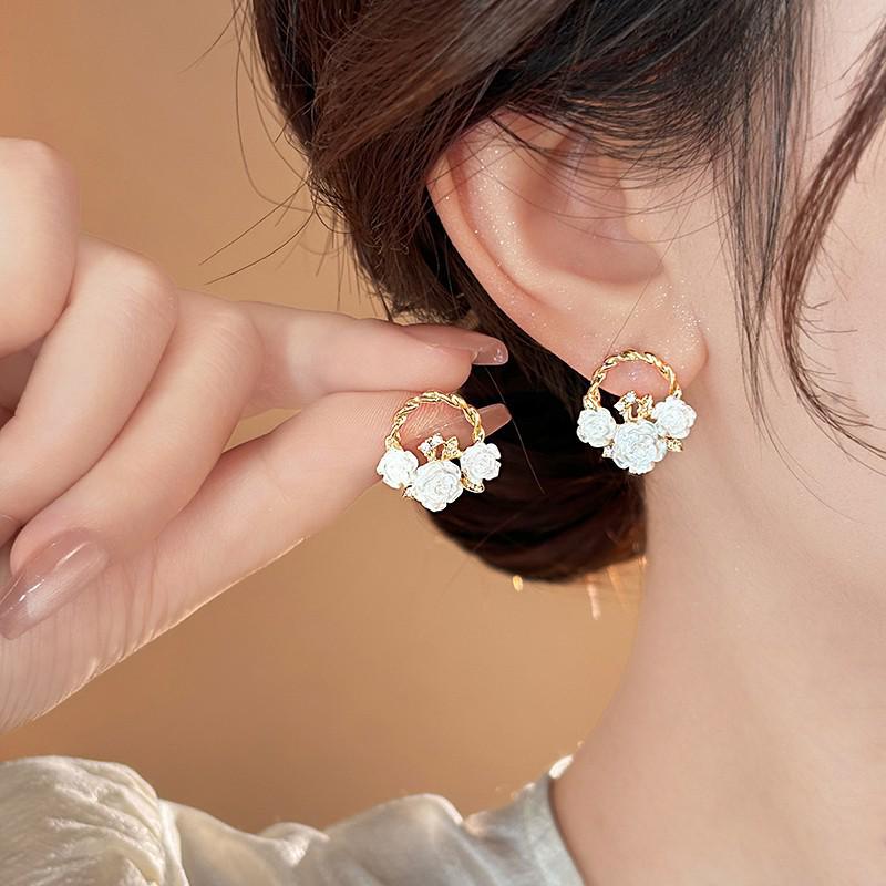 2025 Spring/Summer Floral Pearl Stud Earrings - Elegant Women's Light Luxury Edition