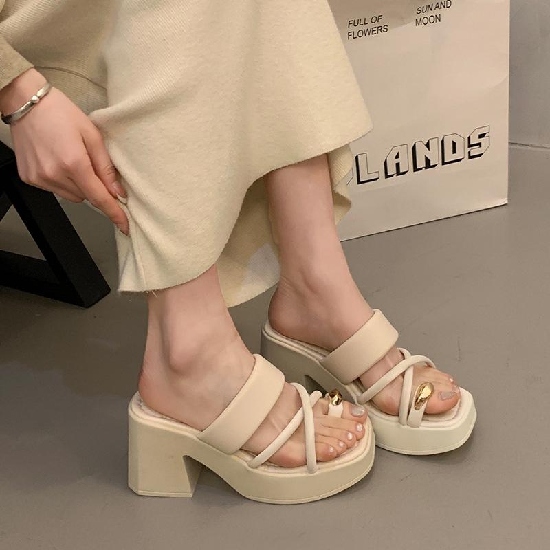 Pantoufles cool à talons hauts grande taille été 2025 nouvelle mode ensemble orteils semelle épaisse antidérapantes décontractées tongs à talons hauts tendance
