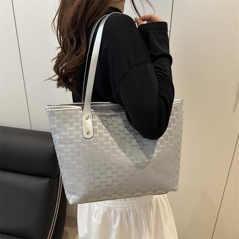 Premium sense portable large-capacity bag 2025 spring and summer women's bag fashion commuter shoulder bag summer popular tote bag