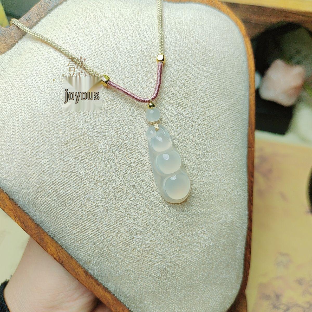 Подвеска-кулон «Бобовая стручок любви» из ледяного нефрита и агата на ключичной цепочке с халцедоном