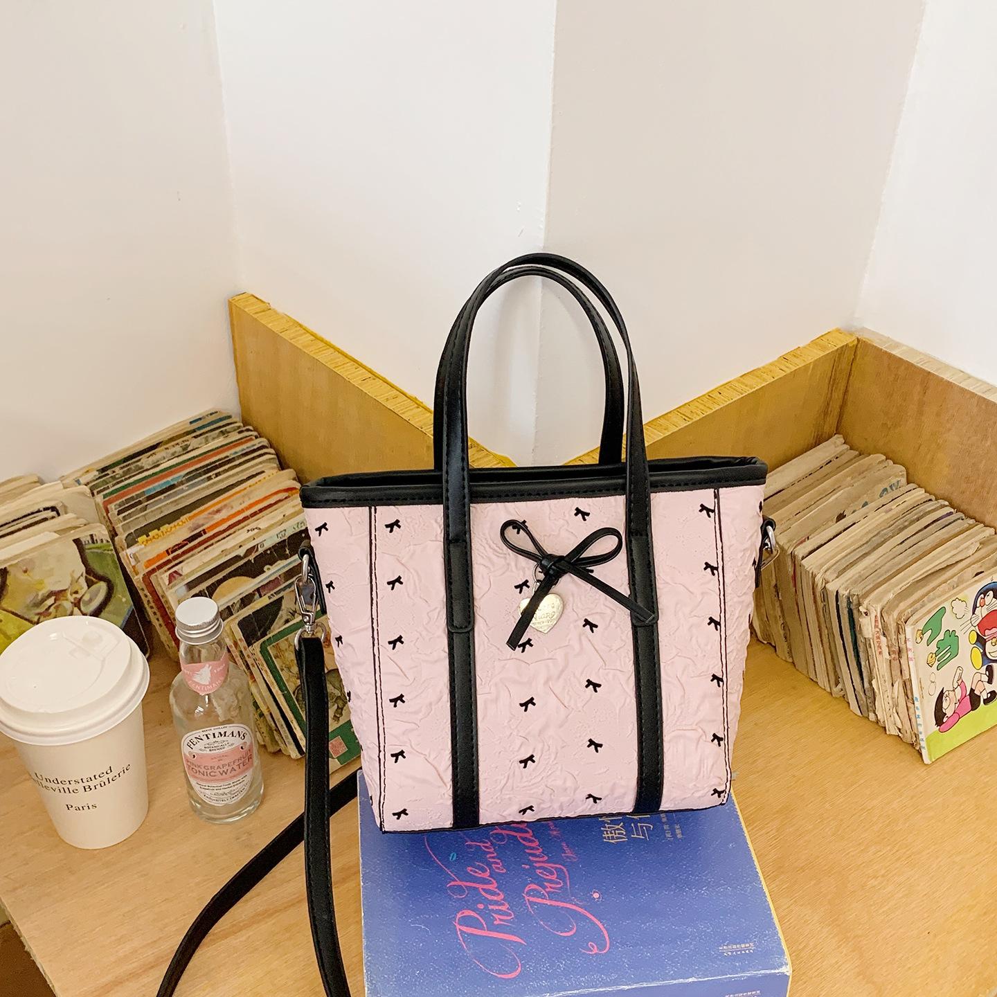 

Korean niche fashion tote bag 2025 new commuter large-capacity niche high-value shoulder bag women розовый