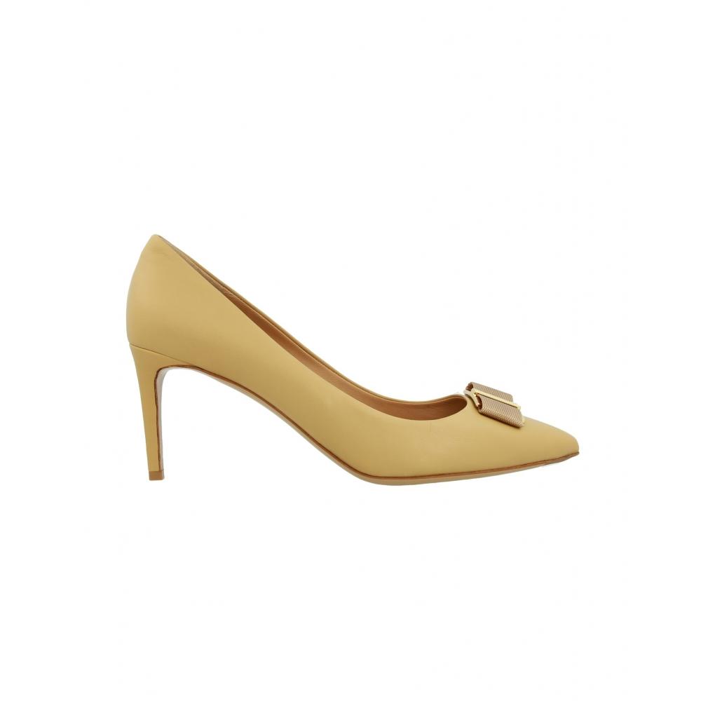 

Salvatore Ferragamo Туфли Vara с острым носком и бантом желтый