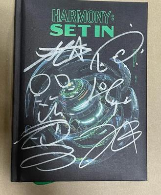 P1Harmony Harmony: Autogramos albumban szerepel