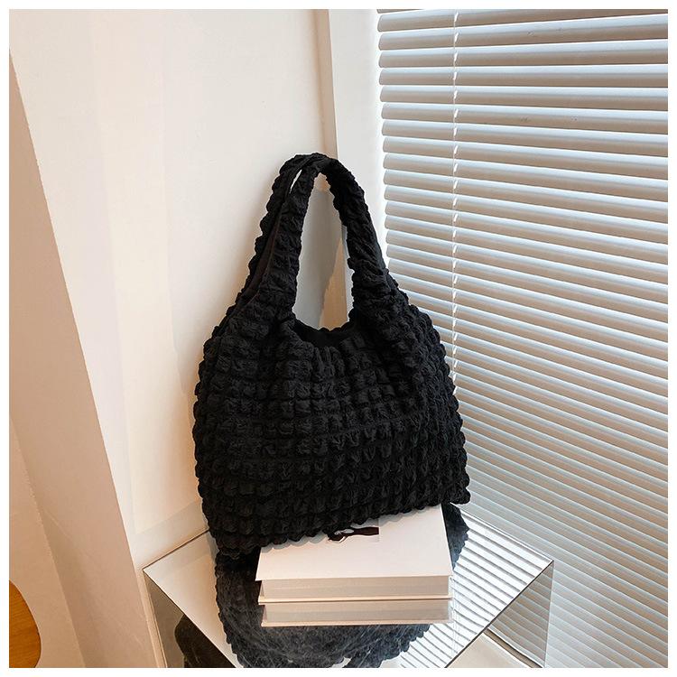 

Корейська версія плісирована сумка-пуф з бульбашками для дівчинки на плече для носіння в руці на роботу сумка для бенто трендова великої місткості сумка-тоут хмара під пахвою чорний