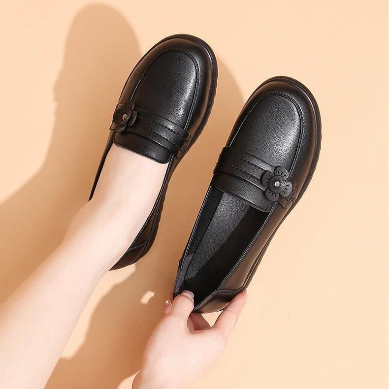 Vår och höst mammaskor mjukt läder mjuk sula bekväma enkelskor i äldre damers skor mormor platta halkfria arbetsskor