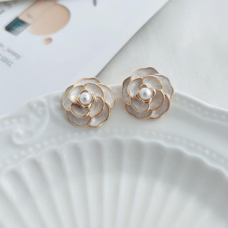 Camellia Xiaoxiang stud earrings women's summer new trendy niche design pearl earrings flower temperament retro earrings