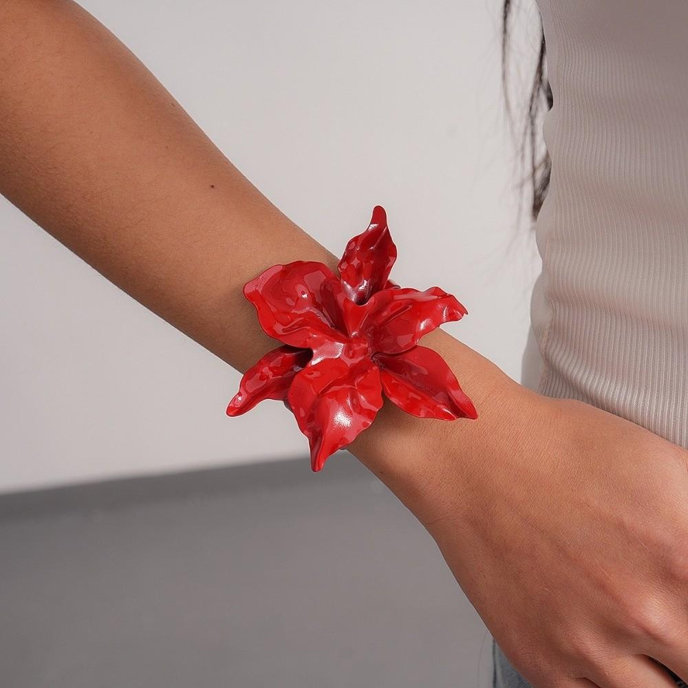 Náramek s červeným květem, velký květinový prsten na ruku, luxusní přehnaný květinový náramek na párty