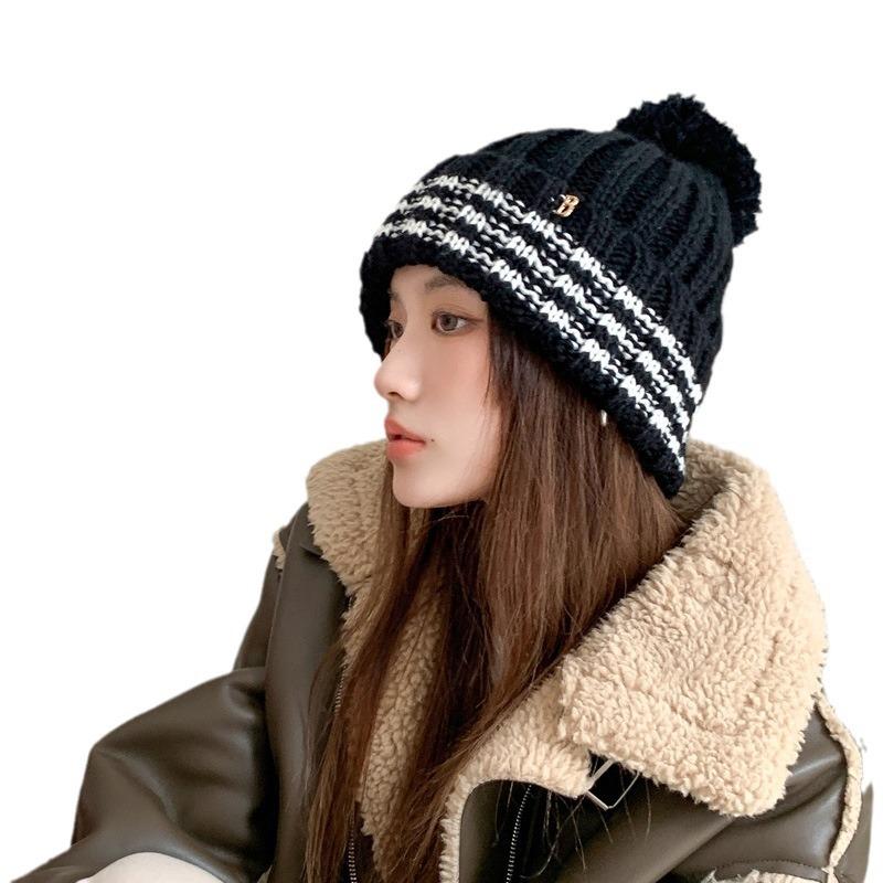 Niedliche Wollbommel schwarz-weiß gestreifte Strickmütze Damen Winter Herbst und Winter neu thermisch Ohrenschutz Wollmütze Tide