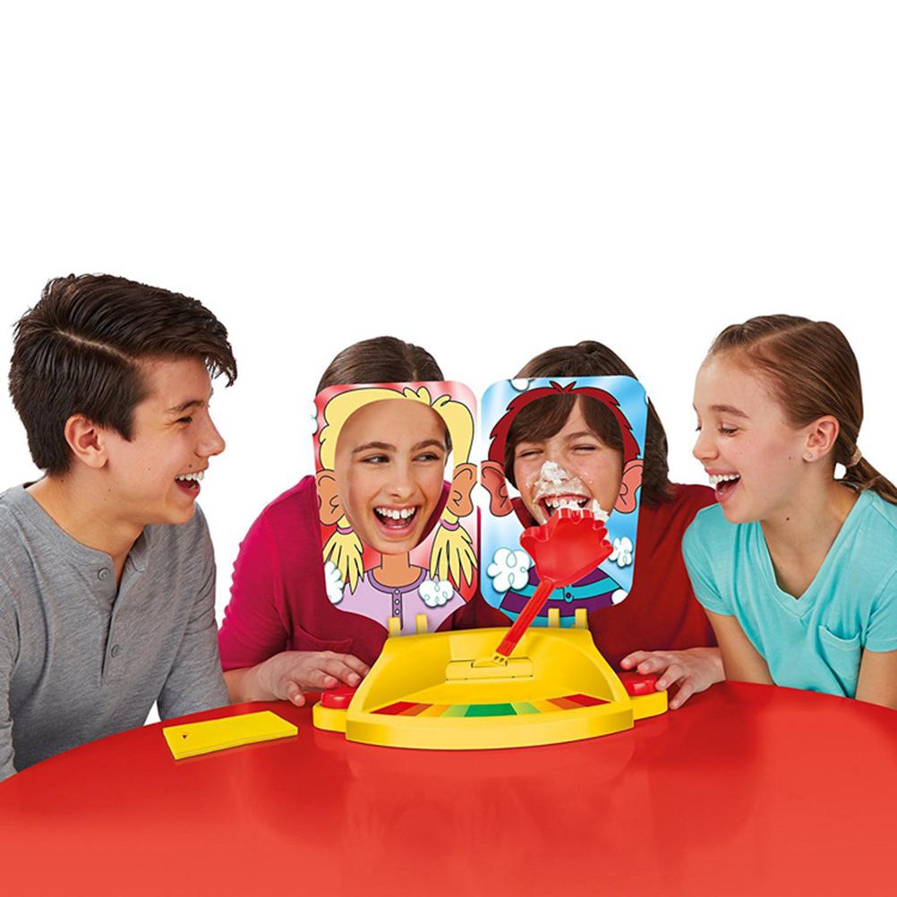 Ein Zwei-Spieler-Sahne-Schlag-Brettspiel, eine gelbe Kuchen-Zerstörungsmaschine (Das Wort 'Pie Face' darf nicht verwendet werden).