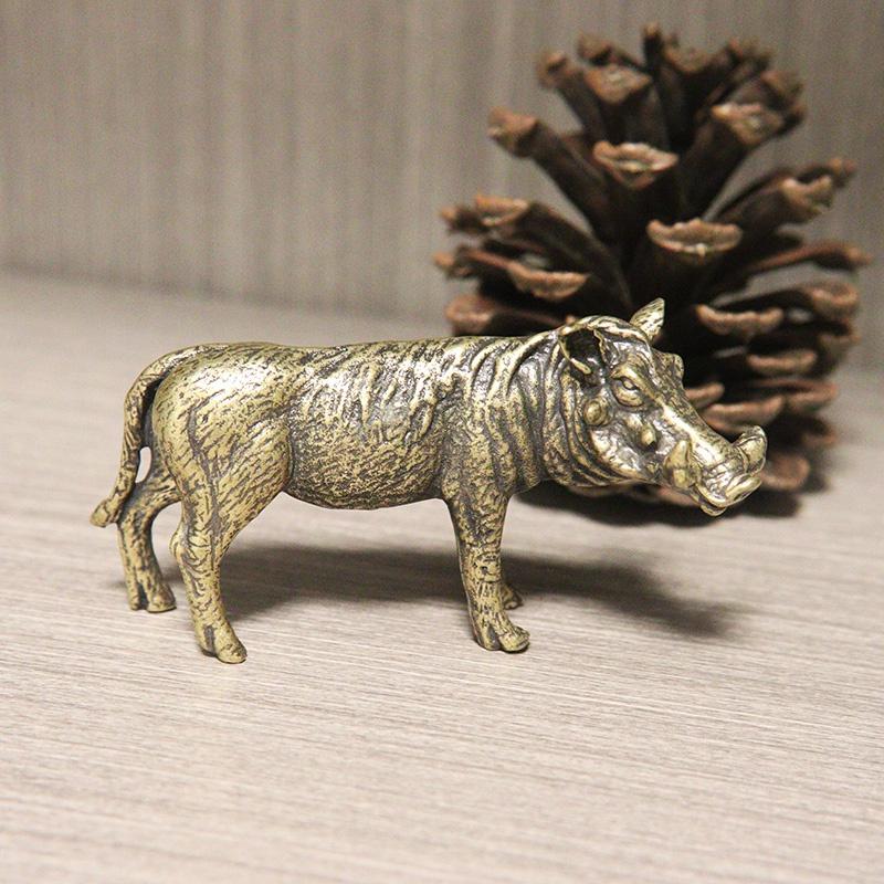 Těžká mosazná socha divokého prasete pro domácí dekorace Retro figurky Kreativní ručně vyráběná zvířecí socha Umělecká ozdoba na knihovnu
