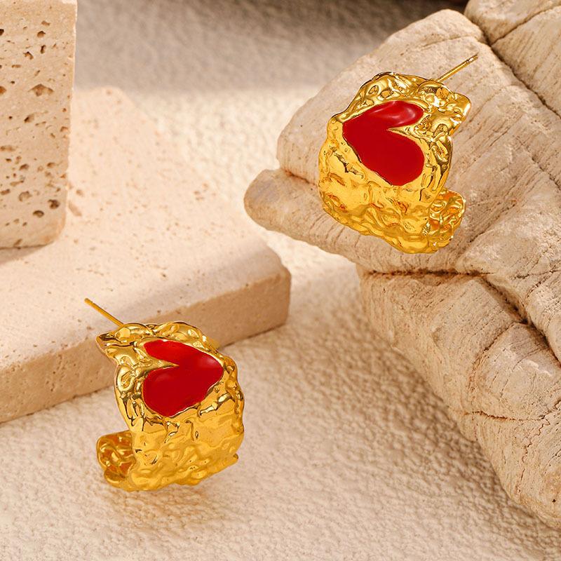 New heart-shaped titanium steel earrings, retro high-end sense, light luxury and non-fading 18k gold stainless steel stud earrings.