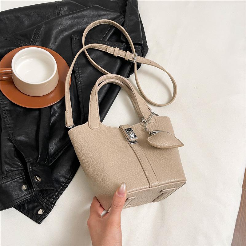 Summer New High-end Fashion Lock Bucket Bag Portable Shoulder Messenger Women's Bag Free Small Bag
