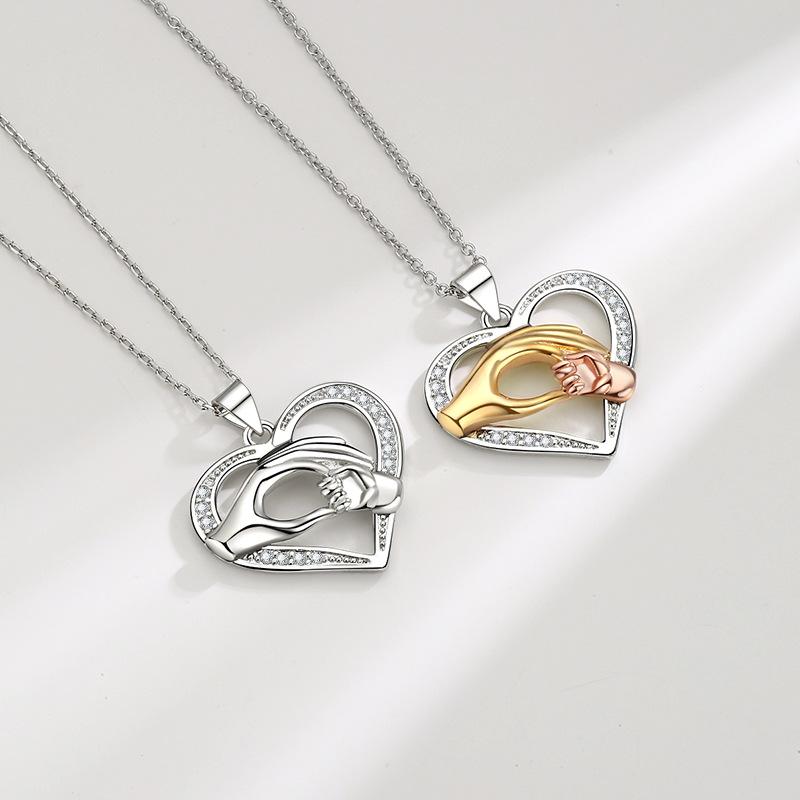New Minimalist Necklace with Versatile Three Color Hand In Hand Love Heart Women's Necklace Collarbone Chain