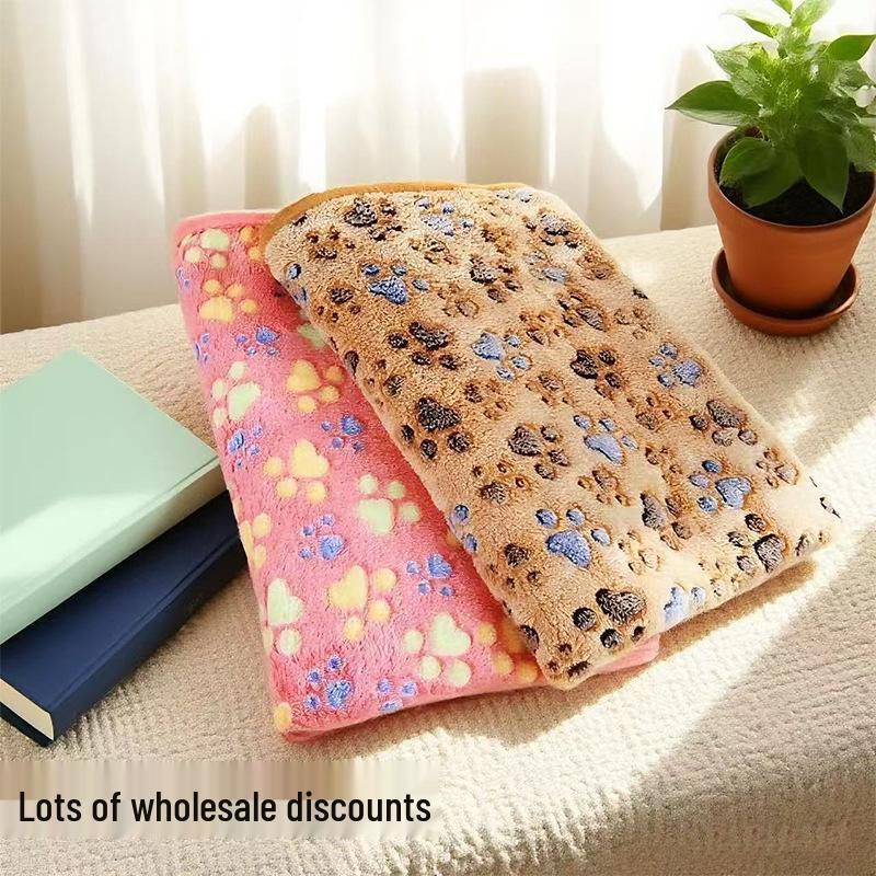 Pet Flannel Blanket: Cozy Quilt for Cats and Dogs - Autumn & Winter Style Bed Blanket and Sleeping Pad.