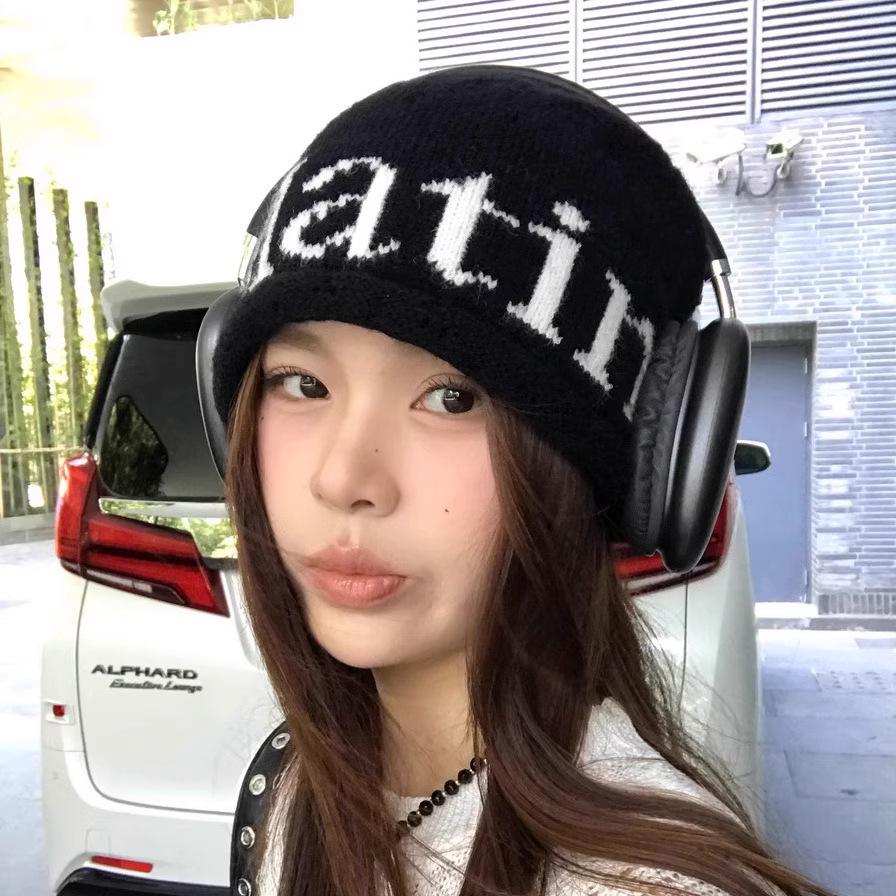 

Matin Kim Korean-Style Hollow Out Knit Beanie - Autumn/Winter Trendy Small Face Hat M (54-58cm) чорний