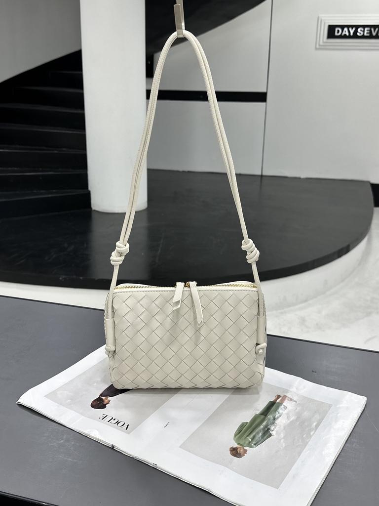 New Leather Women's Bag Fashionable Woven Mini Camera Bag Pillow Shell Small Bag Single Shoulder Oblique Span Bag