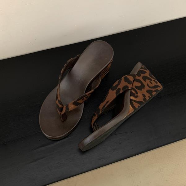 Fashion Leopard Shoes Ladies' Slippers Slipers Women On A Wedge Rubber Flip Flops 2025 Soft Hawaiian Leopard Retro Slides Female Shoes W