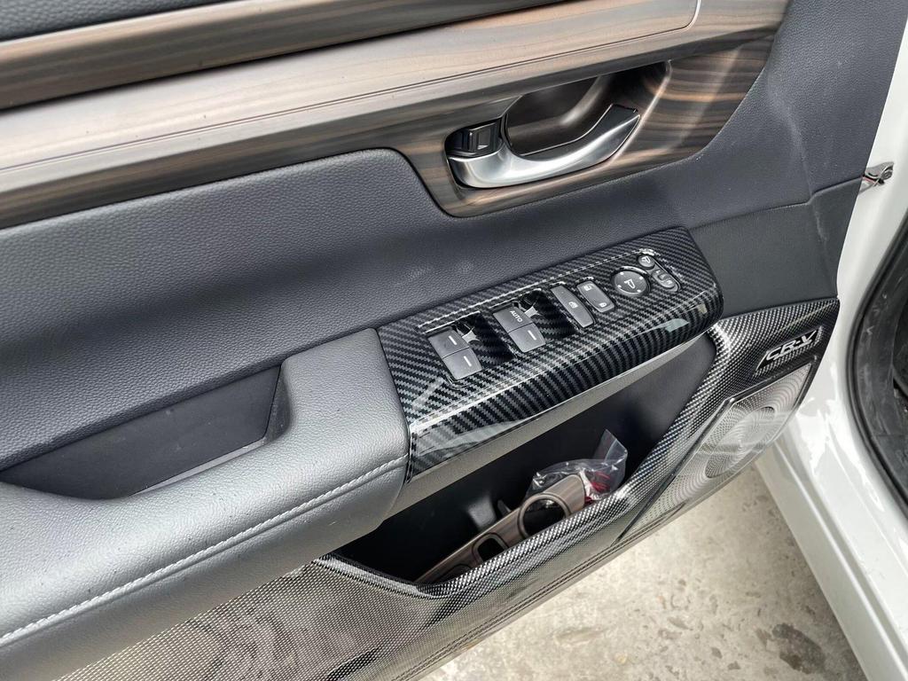 Compatible Accessories for 2023 Honda CR-V: Gear Shift Knob, Air Vent, Headlight Adjustment, Front Reading Light, Cigarette Lighter.