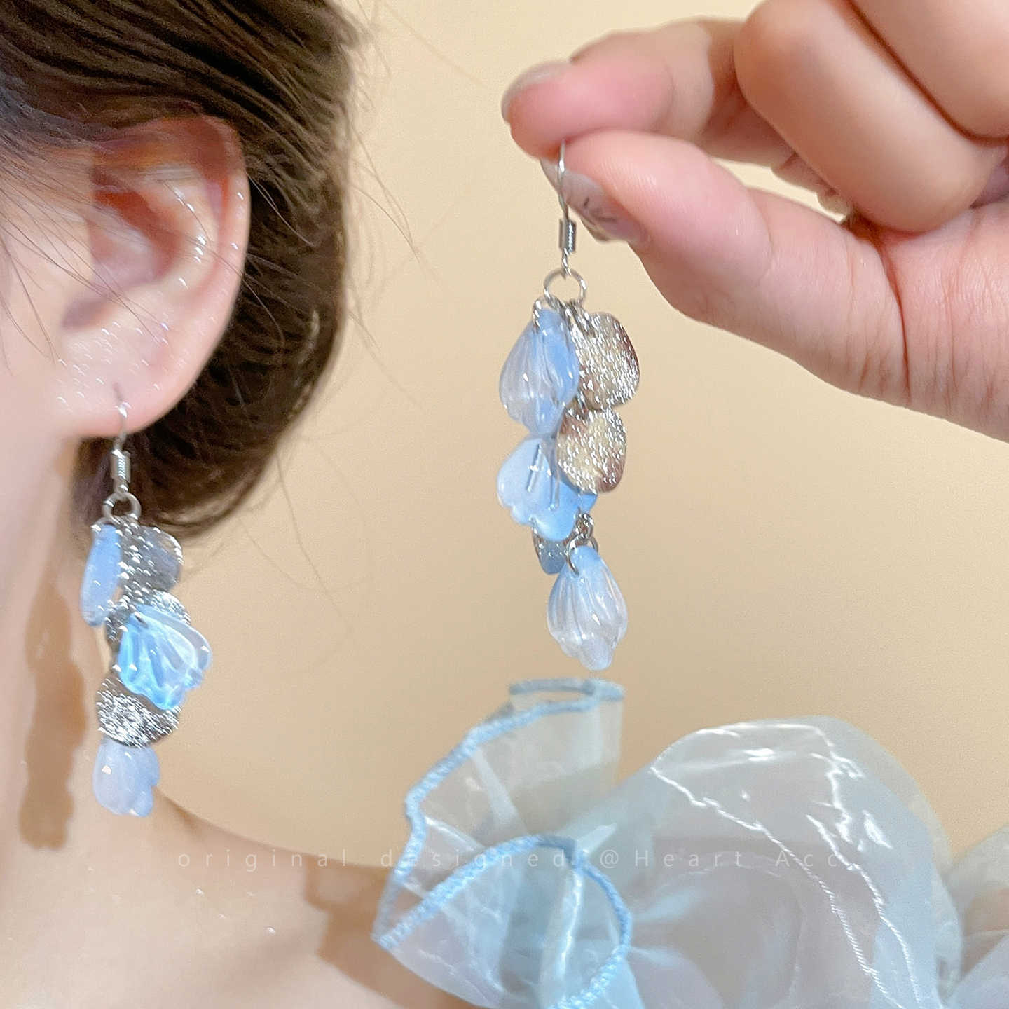 

Cool feeling gradual change blue petal shell earrings summer new niche design vacation wind travel photo earrings