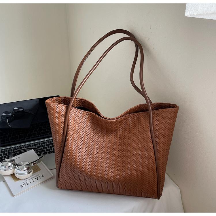Tote bag women 2025 new fashion retro lazy wind large capacity shoulder bag high sense commuter armpit bag