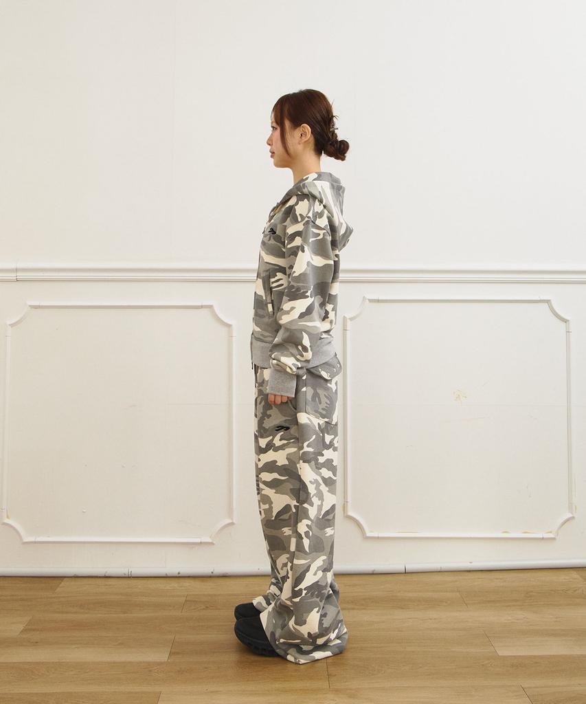 Tansanmageunesyum Juyoung X Tansan Studded Sweatpants (Camo Ivory)