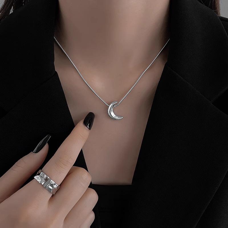 Trendy Crescent Moon Necklace - Versatile and Stylish Women's Sweatshirt Clavicle Chain