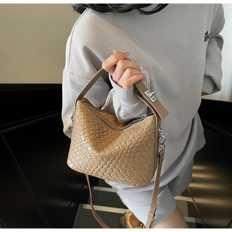 This Year's Popular Women's Bag Weaving Design Korean Version Messenger Bag Foreign Style Commuter Handbag Women's New Temperament Single