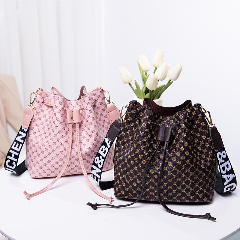 Retro One-shoulder Crossbody Bucket Bag, a New Pumping Belt Casual Women's Bag.