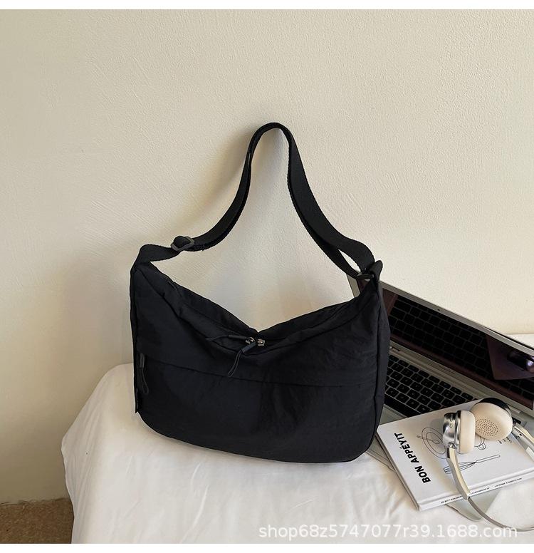 2025 Spring New Single Shoulder Large Capacity Armpit Bag Lazy Wind Crescent Bag Casual Commuter Bag Solid Color Versatile Bag